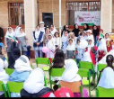 کارکنان مرکز سلامت عنبران، میهمان مدرسه عفت/ اجرای برنامه وارنیش‌تراپی به یاد دانش‌آموزان شهید میناب