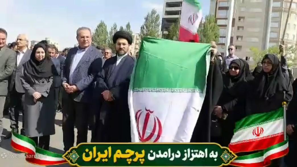 آیین اهتزاز پرچم مقدس جمهوری اسلامی ایران در ستاد مرکزی دانشگاه علوم پزشکی اردبیل