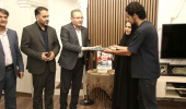 دیدار رئیس دانشگاه علوم پزشکی اردبیل با خانواده شهید جنگ رمضان امیر نوید احمدی