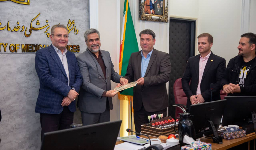 تجلیل رئیس مرکز روابط عمومی و اطلاع‌رسانی وزارت بهداشت از مدیر روابط عمومی دانشگاه علوم پزشکی اردبیل