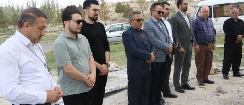 حضور مدیران و کارکنان معاونت فرهنگی و دانشجویی دانشگاه و جمعی از دانشجویان بر مزار شهید گمنام دانشگاه علوم پزشکی اردبیل به مناسبت گرامیداشت هفته سراهای دانشجویی