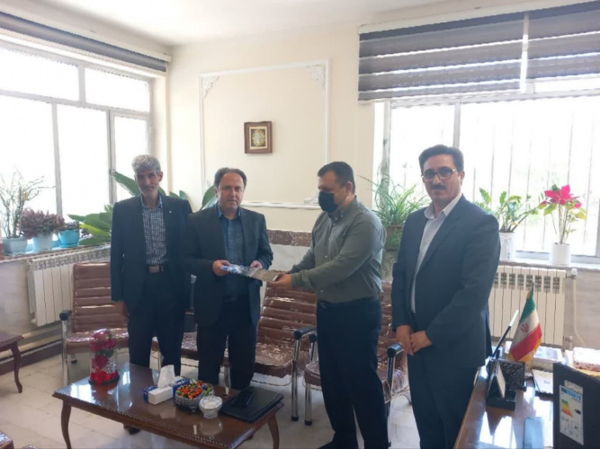 تجلیل از آقای علیرضا نوروزی، مسئول روابط عمومی مرکز بهداشت شهرستان اردبیل بمناسبت روز ارتباطات و روابط عمومی