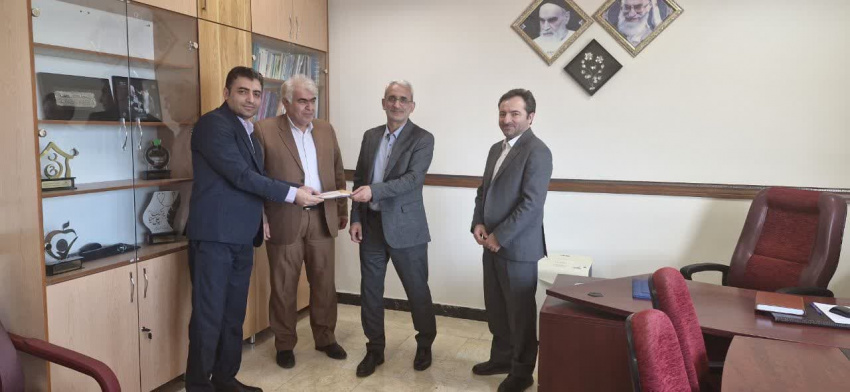 تجلیل از مهندس کیوان وزیری، مسئول روابط عمومی معاونت بهداشت دانشگاه علوم پزشکی اردبیل بمناسبت روز ارتباطات و روابط عمومی