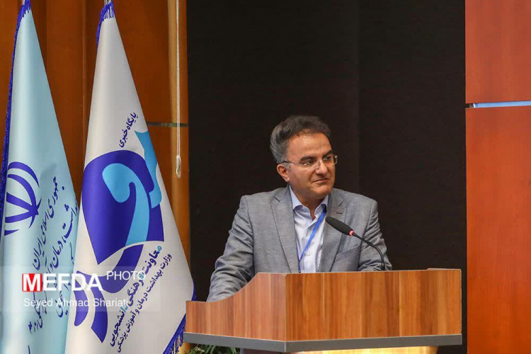 سخنرانی معاون فرهنگی و دانشجویی دانشگاه علوم پزشکی اردبیل در حضور وزیر بهداشت به عنوان نماینده معاونین دانشگاه‌های علوم پزشکی کشور