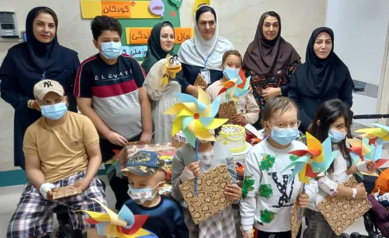 حضور کارکنان کانون پرورش فکری کودکان و نوجوانان اردبیل در بیمارستان بوعلی