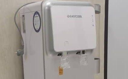 اهدای یک دستگاه آبسرد کن به مرکز جامع سلامت شهری عنبران توسط خیّر نیک‌اندیش، آقای نظامی