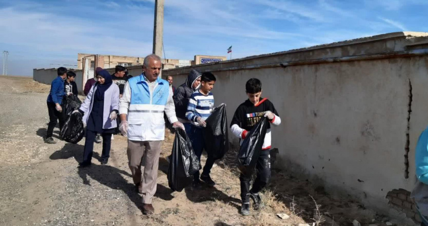 حضور کارشناسان بهداشت محیط شهرستان اردبیل در مدرسه روستای تقی‌دیزج و برگزاری کلاس آموزش بهداشت محیط