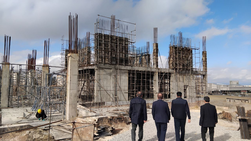 بازدید مدیرکل منابع فیزیکی وزارت بهداشت و معاون سازمان برنامه و بودجه از پروژه دانشکده پیراپزشکی و ساختمان کتابخانه مرکزی