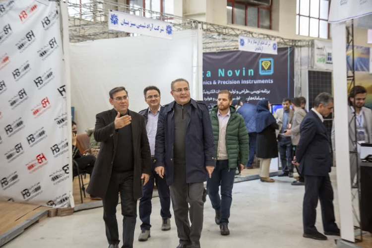 بازدید دکتر بهزاد داورنیا رئیس دانشگاه از غرفه 26 نمایشگاه پژوهش، فناوری و فن‌بازار استان اردبیل