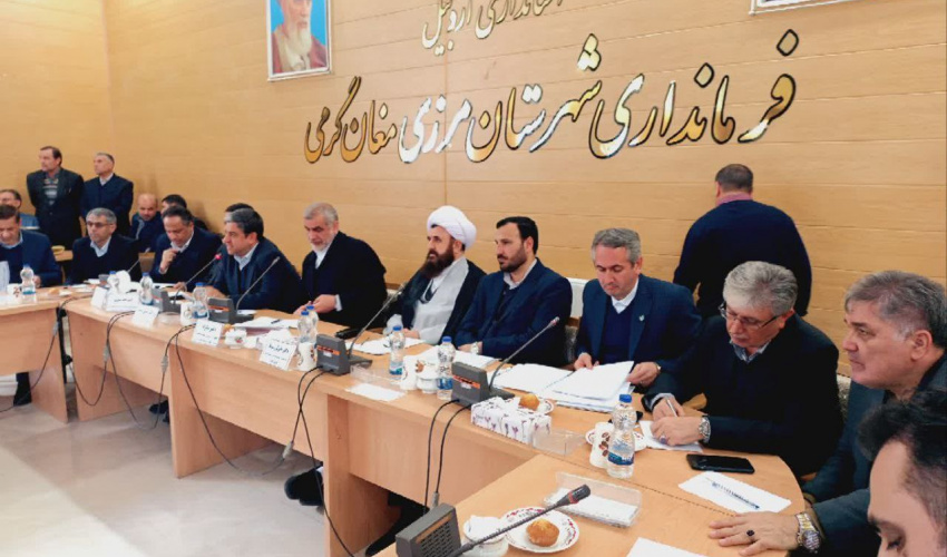 حضور دکتر علی مشکینی، معاون مرکز مدیریت بیمارستانی وزارت بهداشت در جلسه بررسی مسائل و چالش های شهرستان گرمی